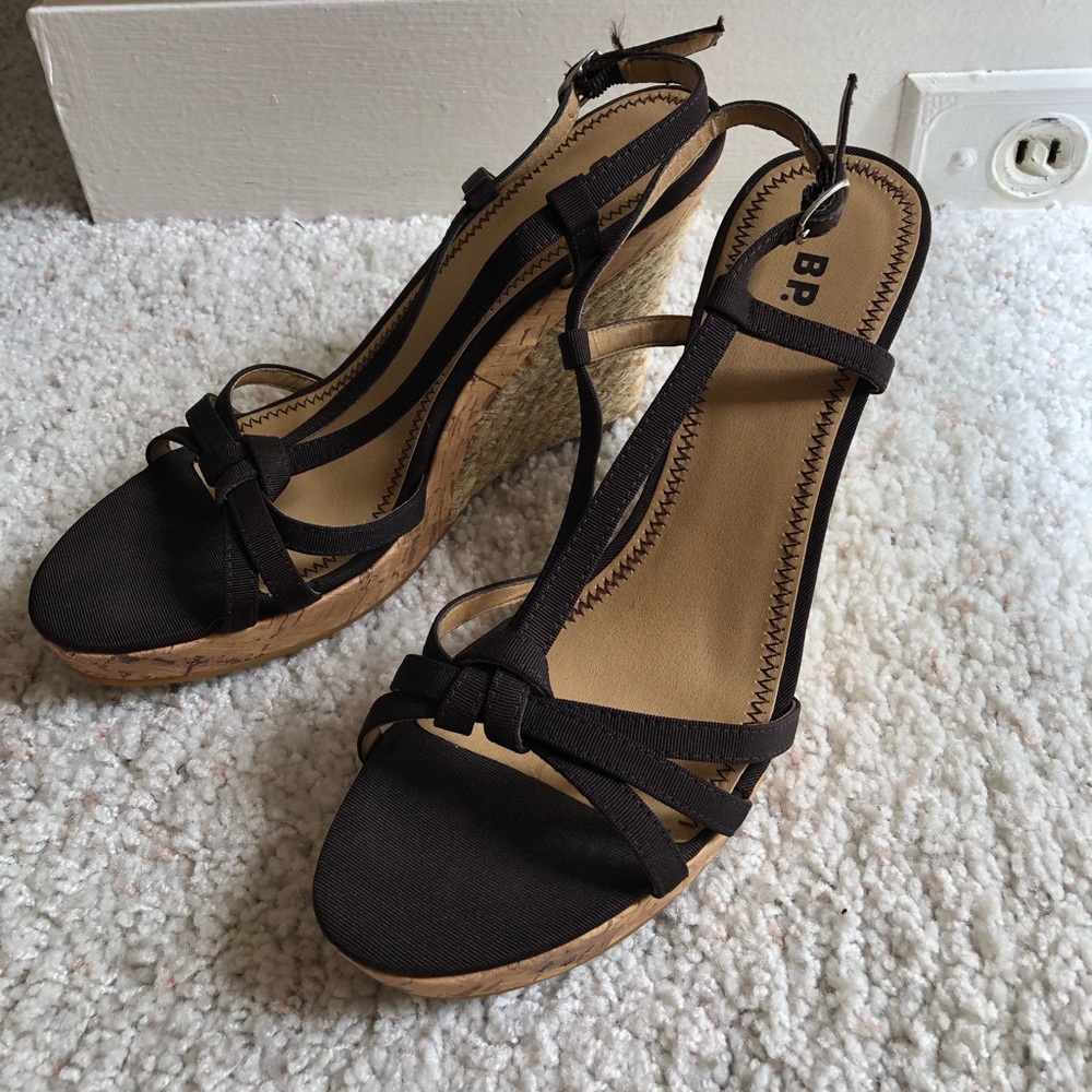 B.P. 8.5 strappy brown espadrilles